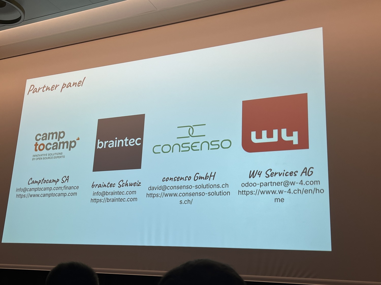 Eine Präsentationsfolie mit dem Titel „Partner panel“, die die Logos und Kontaktinformationen der vier Unternehmen camp to camp, braintec, consenso und w4 zeigt.
