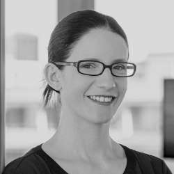 Sarah_Wilhelm_2_BW_400x400px