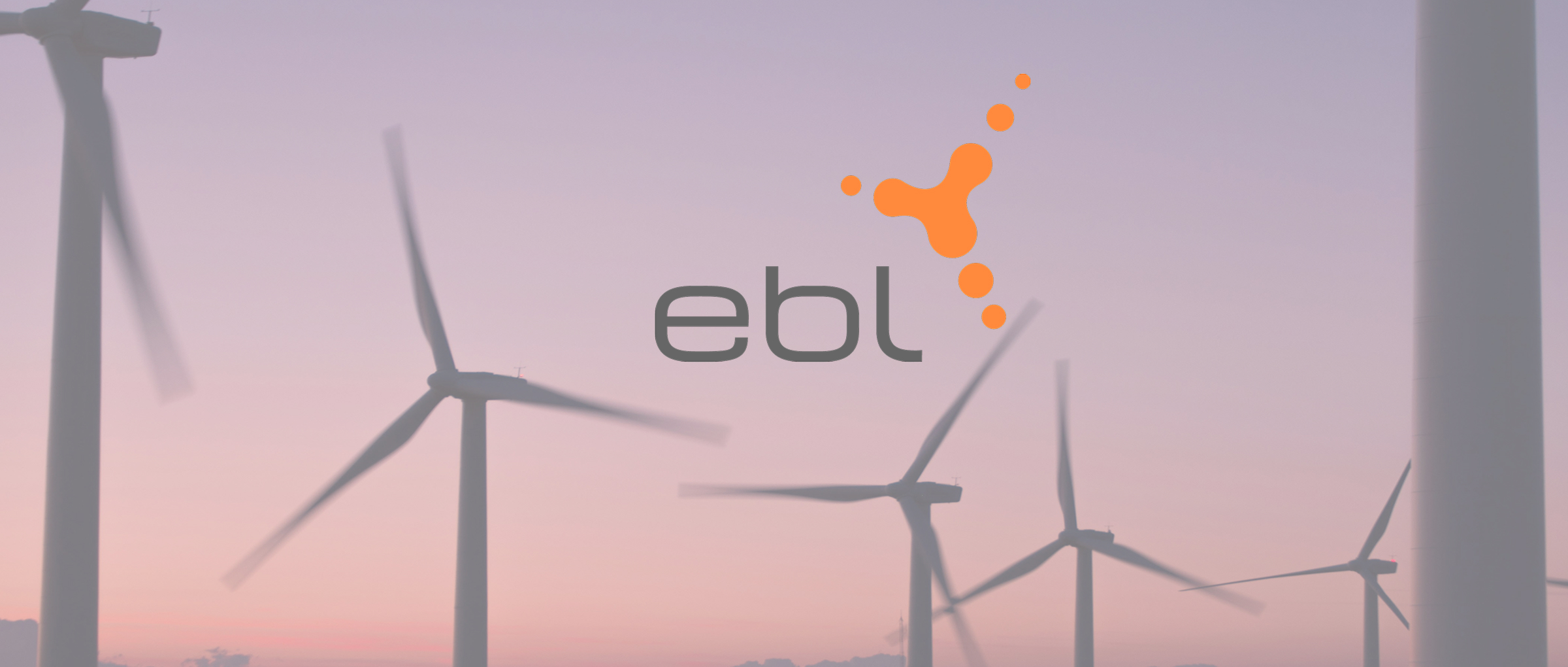 EBL-Logo vor Windkraftanlagen