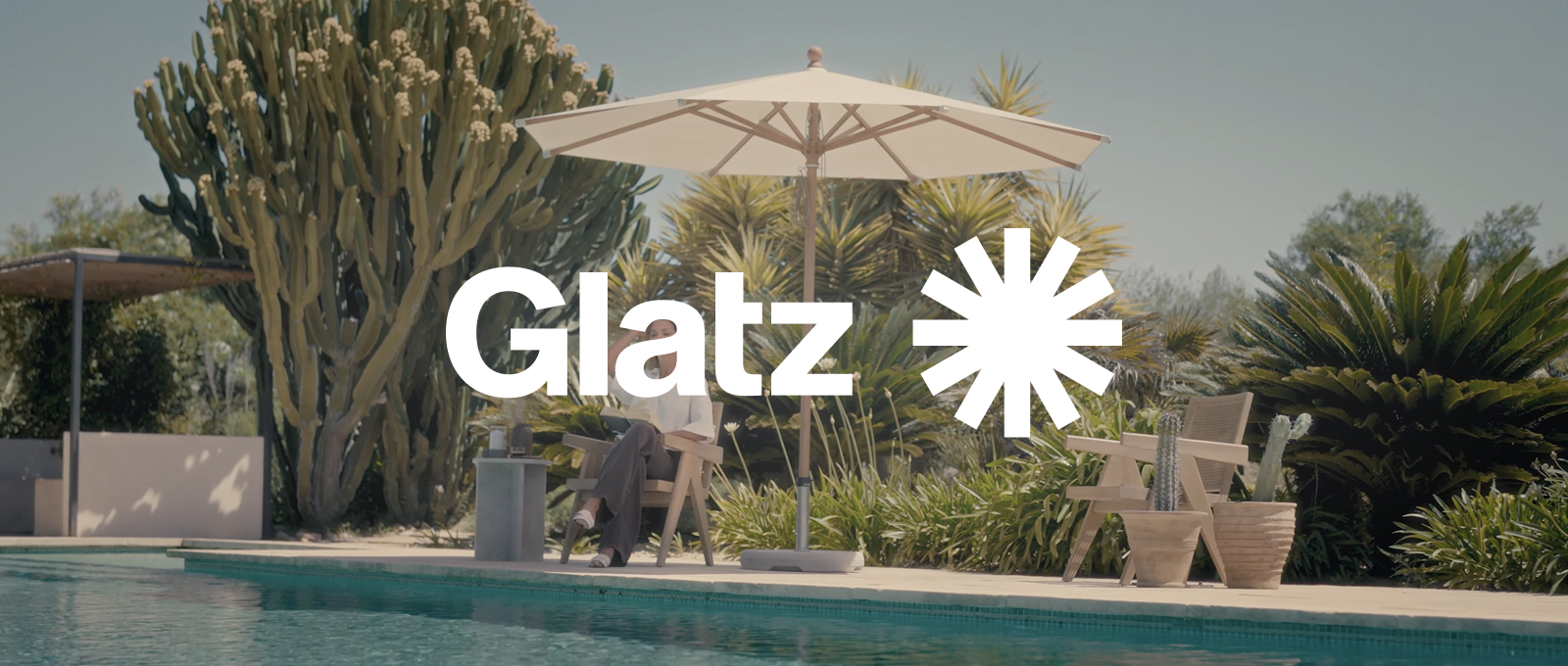 Glatz-Logo vor einer Garten- und Poollandschaft